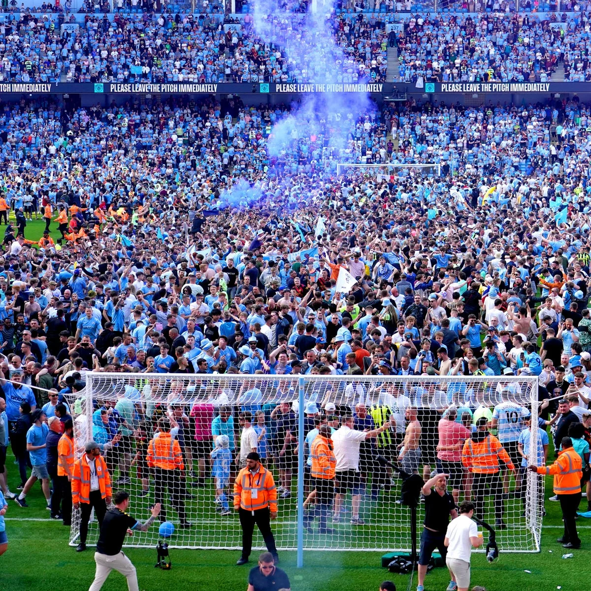 德甲球迷庆祝胜利，分享开云电竞的喜悦