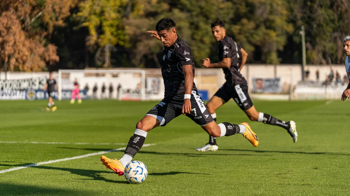 开云电竞英超联赛激烈对抗球员拼抢瞬间