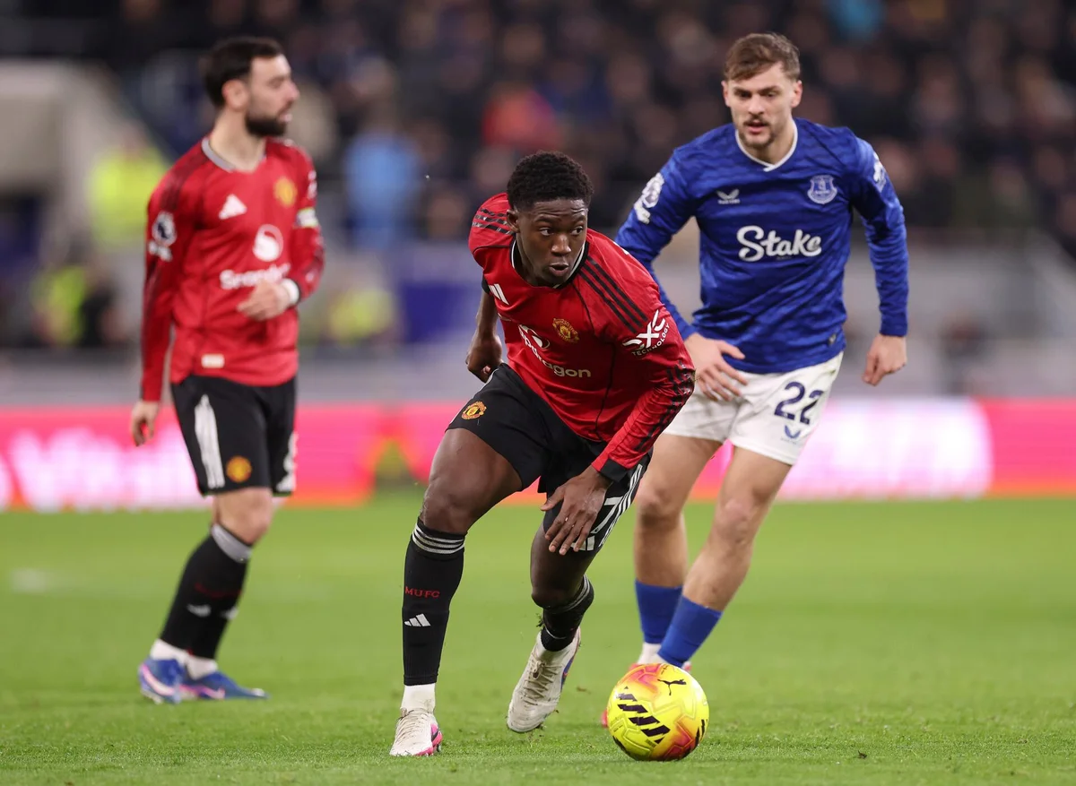 英超球员在比赛中拼抢和开云电竞